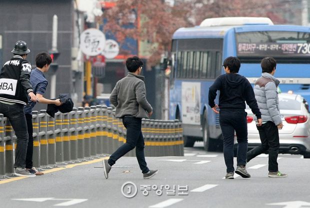 韓国人「交通ルールを無視する韓国人の呆れた無断横断映像をまとめてみた」