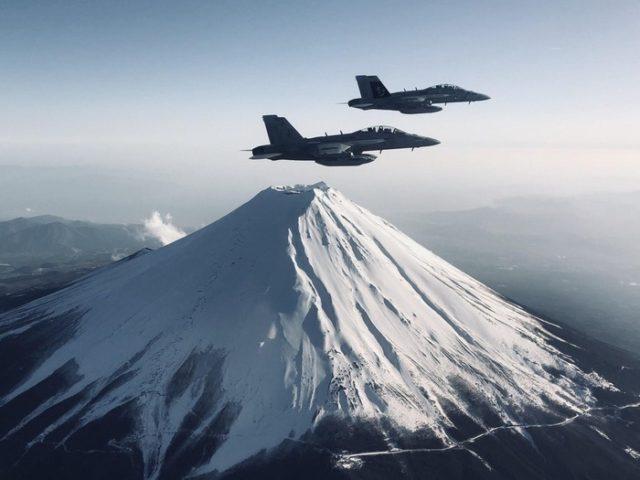 富士山と米軍機の写真（海外の反応）