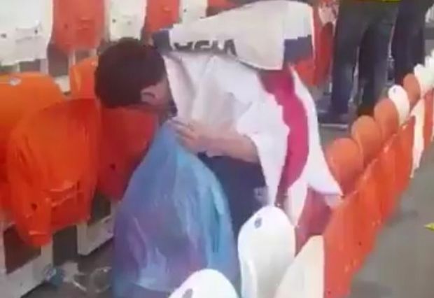 韓国人「試合後に競技場のゴミを拾う日本の応援団…韓国も見習わなくては」