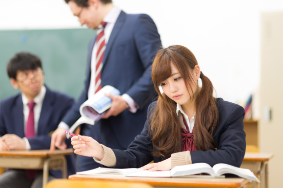 「先生のこと好きか？」兵庫の30代中学教師を懲戒処分（海外の反応）