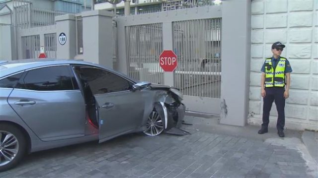 亡命を求めた韓国人男性がソウルの米大使館に車で突っ込む（海外の反応）