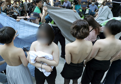 【韓国】フェイスブックに裸の写真を削除された女性、「私の体はわいせつじゃない！男はよくて女はダメなのは差別」と裸でデモ
