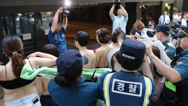 韓国で女性たちが上半身裸でデモ（海外の反応）