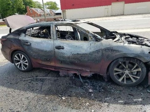 【怖すぎ】運転中にサムスンのスマホが爆発→ 日本車が全焼する事故発生