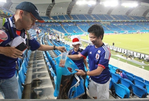 中国人「なぜ日本人はサッカーの後にゴミを拾って帰るのか？」　中国の反応