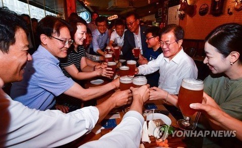 【韓国】庶民派大統領・文在寅、市民たちとビールで乾杯
