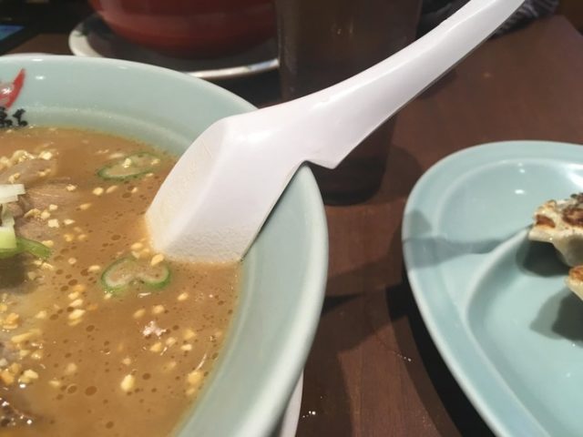私が食事をしたラーメン屋のレンゲはスープの中に落ちないようにこんな工夫がされていた（海外の反応）