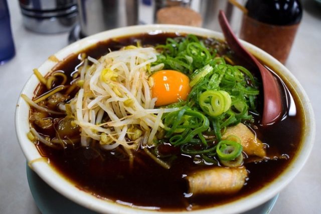 外国人が京都で食べたスープが薄黒いラーメン（海外の反応）