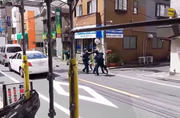 韓国人「韓国とは違う日本の女性警察官、刃物を持った男に立ち向かい話題に」