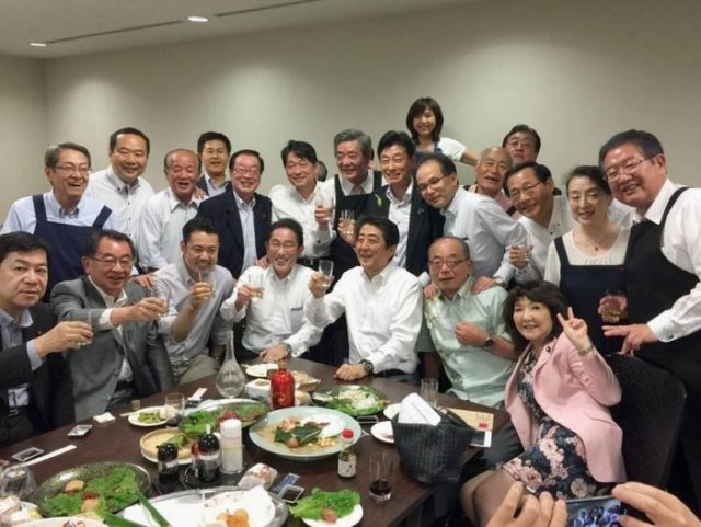 豪雨被害が迫る中、日本の政治家が宴会（海外の反応）