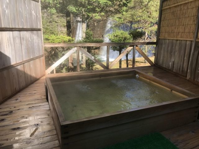 木曽谷で泊まった温泉宿にある露天風呂（海外の反応）