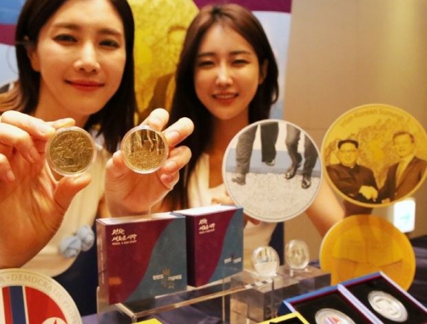 韓国人「韓国造幣公社、文在寅と金正恩が握手する”朝鮮半島平和記念メダル”の発売決定！」