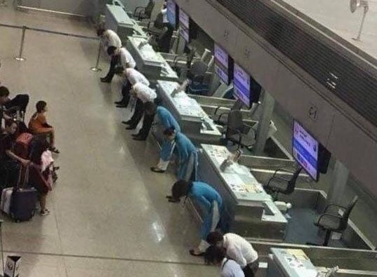 日本の空港でフライトの遅れを航空会社の従業員が頭を下げて謝罪している（海外の反応）