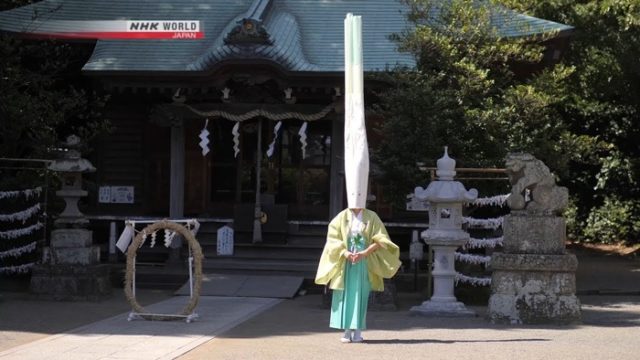 宮司が奇妙な被り物をする日本の神社（海外の反応）
