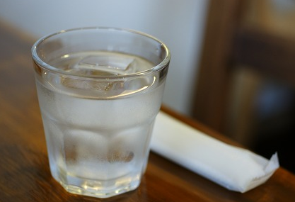 中国人「なぜ日本人は食事の前に冷たい水を飲むのか？」　中国の反応