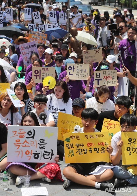 【韓国】猛暑の中、慰安婦問題の解決を訴える人たち(写真)