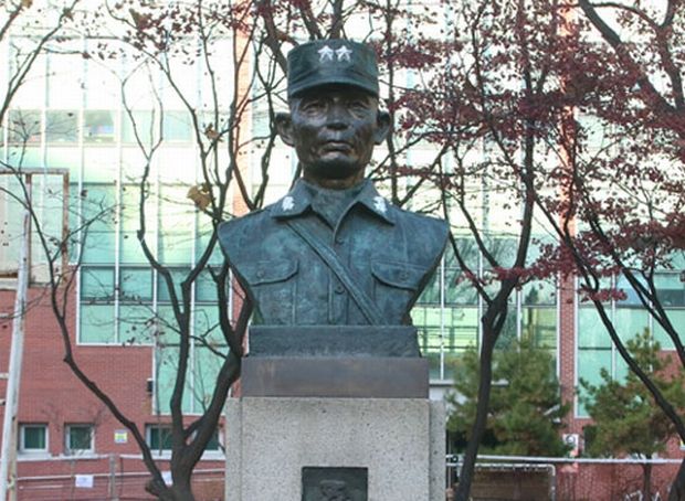 韓国の市民団体「朴正熙元大統領の胸像を撤去し、その場所に慰安婦少女像を建てる！」