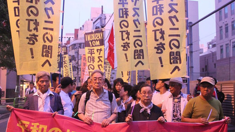 【国内】日韓の市民団体が靖国神社の周辺で『平和を促す』ろうそく行進