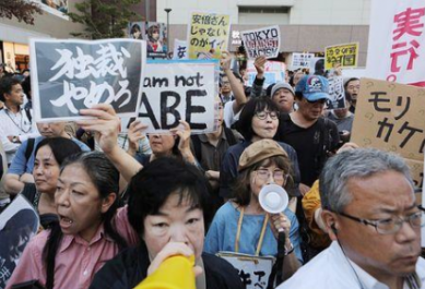 韓国人「日本、安倍3再選反対デモ。年寄りが多い…」