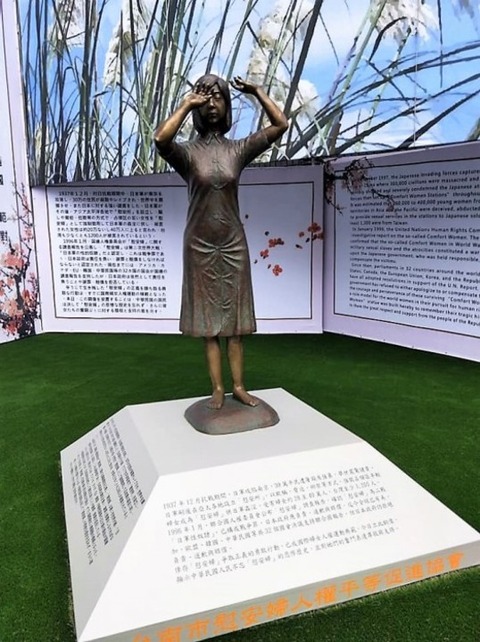 【台湾】日本人が台南市の慰安婦像に蹴りを入れる　設置を主導した市議が厳正に抗議