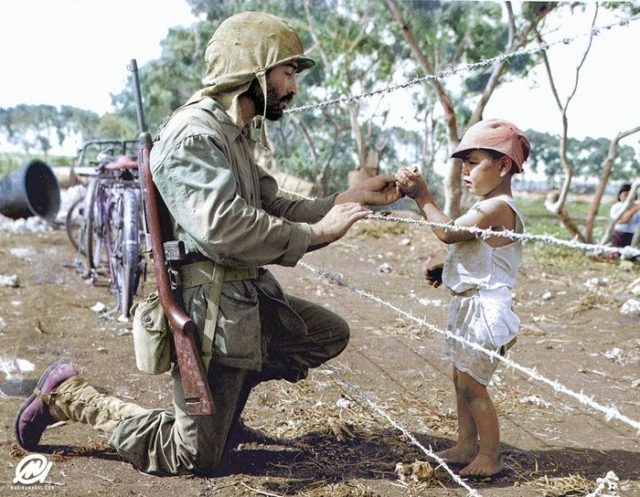 （1944年）テニアン島で日本の少年に飴を与える米兵（海外の反応）