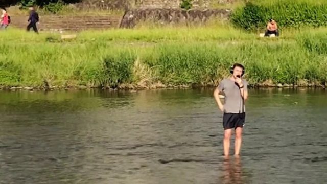 大きな冷たい川の中で歌うために日本に行った外国人（海外の反応）