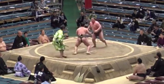 日本の相撲で起きた素晴らしい逆転劇（海外の反応）