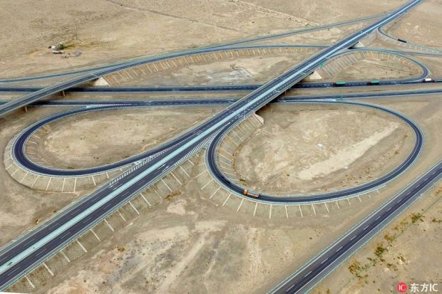 韓国人「世界で最も長い砂漠の高速道路を見てみよう」