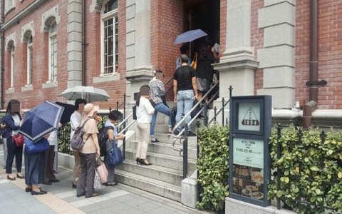 【韓国】東京の戦犯企業のカフェが、何も知らない韓国人観光客で賑わっていた