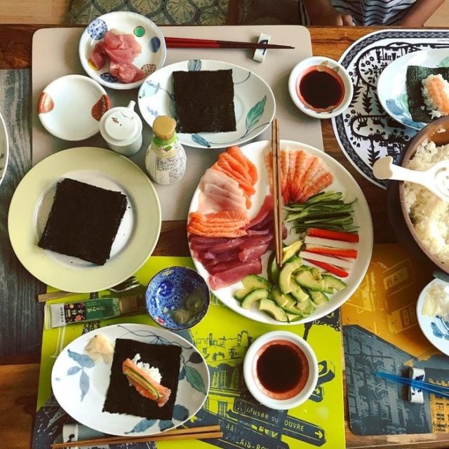 日本人の義姉に手巻き寿司の食べ方を教わった（海外の反応）