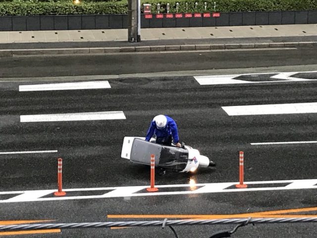 台風なのに配達する日本のドミノピザのドライバーが話題に（海外の反応）