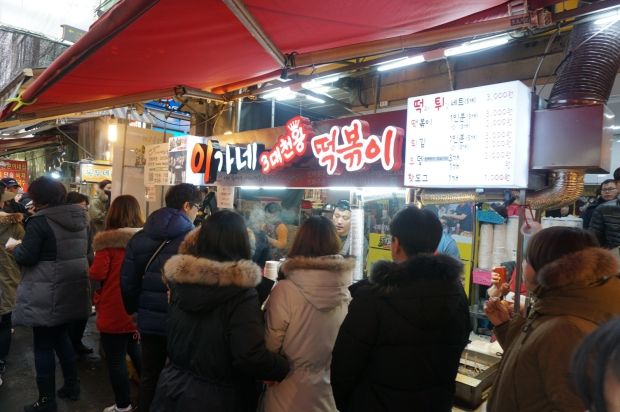 韓国人「釜山の有名トッポギ店、韓国文化を紹介する日本人女性をチョッパリ呼ばわりして物議」