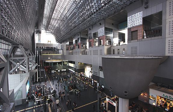 （動画あり）京都駅ビル天井のガラス落下 (海外の反応)