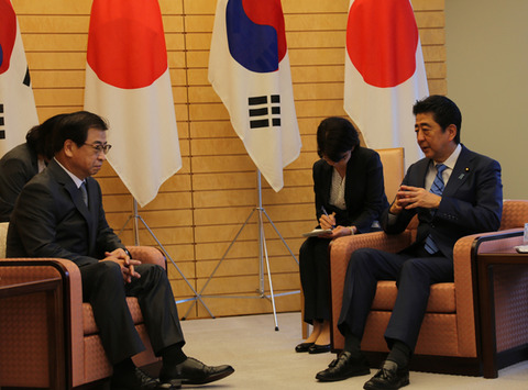 【韓国】 「椅子差別儀典」で知られた安倍首相、今回の韓国国家情報院長との会談では「椅子非礼」なし…なぜ？