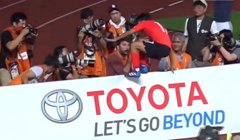 【アジア大会サッカー】 日本の「トヨタ」広告看板を踏みにじったイ・スンウのセレモニーが大韓民国を感動させた本当の理由