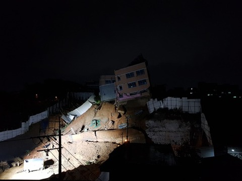 【韓国】ソウルで突然の地盤沈下…建物が崩壊危機　「ドンという音がして傾いた」　