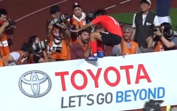 韓国人「トヨタの看板を踏みつけてゴールパフォーマンスをしたイ・スンウをご覧ください」