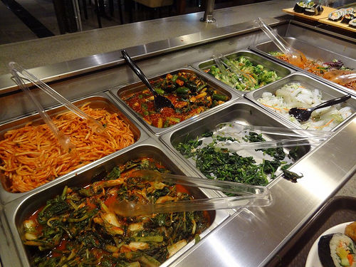韓国で客に出した料理の再利用が合法になったと日本でフェイクニュースが流れている（海外の反応）