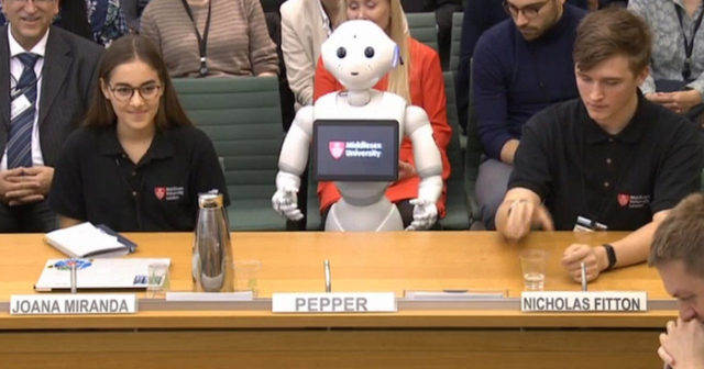 英議会で日本でおなじみのロボットが人間以外で初の発言（海外の反応）