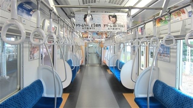 電車内でもたれかかってきた女性に対して日本人男性が取った行動（海外の反応）