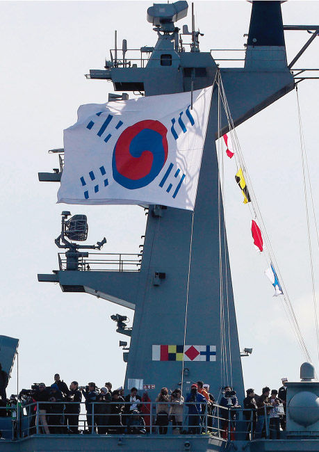 【韓国】 国の品格を毀損した済州観艦式～独島艦が掲揚した「デニー太極旗」は日本に屈した大韓帝国の旗