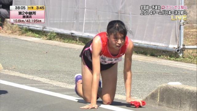 骨折し地面を這ってタスキを繋いだ日本の女子駅伝選手に海外は・・・（海外の反応）