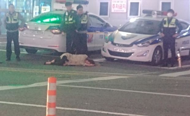 韓国人「”体に触れるな”泥酔女性への警察の対応をめぐり議論」