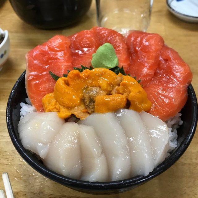 北海道の小樽で食べた海鮮丼（海外の反応）