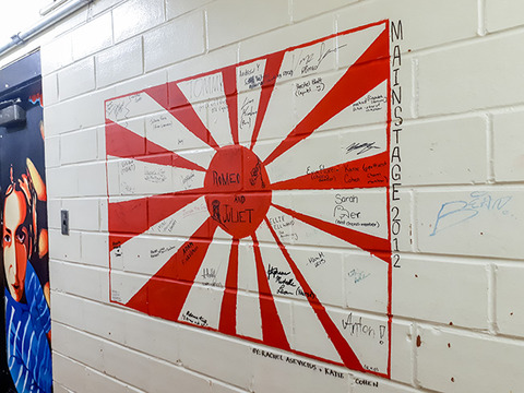 【旭日旗】 カナダ・トロントの芸術学校の壁にも「旭日旗」～韓人学生の抗議で学校側「撤去手続き議論中」