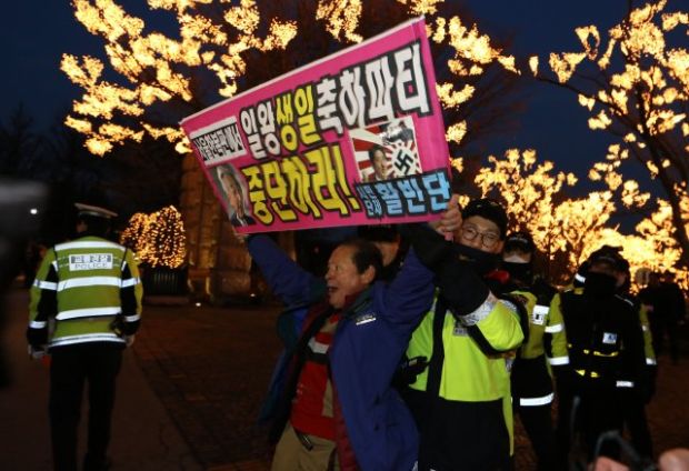 ソウルのど真ん中で天皇誕生日パーティー、市民団体「国民欺瞞中断せよ」旭日旗燃やして抗議