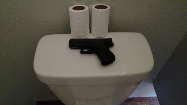 大阪府警の巡査がコンビニのトイレに拳銃や手錠など置き忘れ（海外の反応）