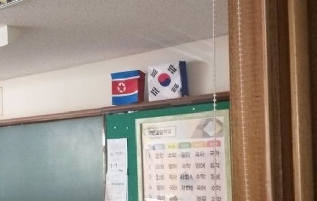 韓国人「韓国の高校の教室に北朝鮮国旗が展示され物議ｗｗｗｗｗｗｗ」