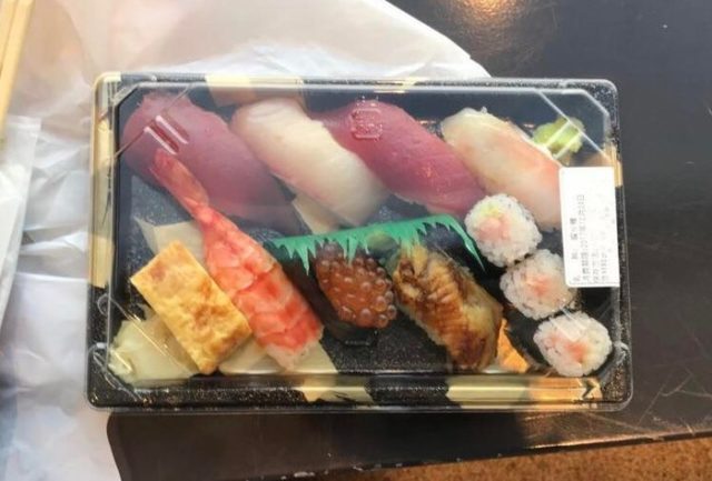 成田空港で買って食べた寿司（海外の反応）