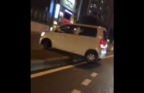 （日本）中央分離帯に乗り上げて動けなくなった車（海外の反応）